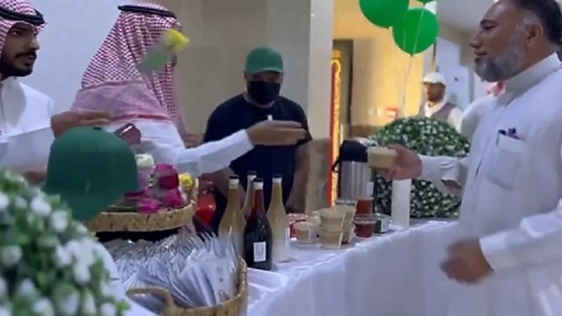 بالفيديو.. منفذ جديدة عرعر يستقبل معتمري العراق بالورود والهدايا