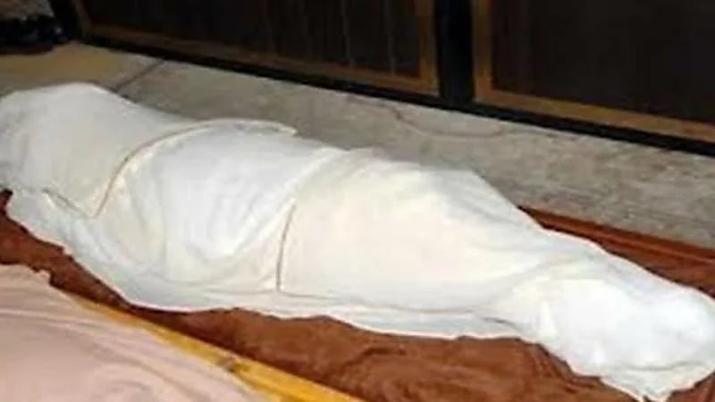 طالب يفارق الحياة بعد وقوع عمود كرة سلة على رأسه 