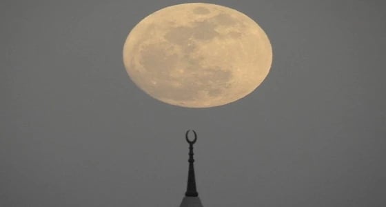 بالصور.. سماء المدينة المنورة تضئ بالقمر العملاق