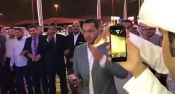 بالفيديو.. احتفاء مدرسيين مصريين بزواج مواطن على طريقتهم الخاصة