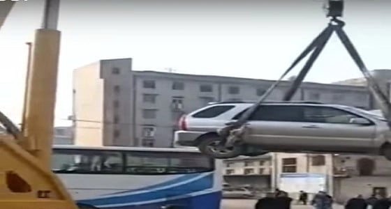 بالفيديو.. درس قاسي لسائق ركن سيارته في مكان مخالف