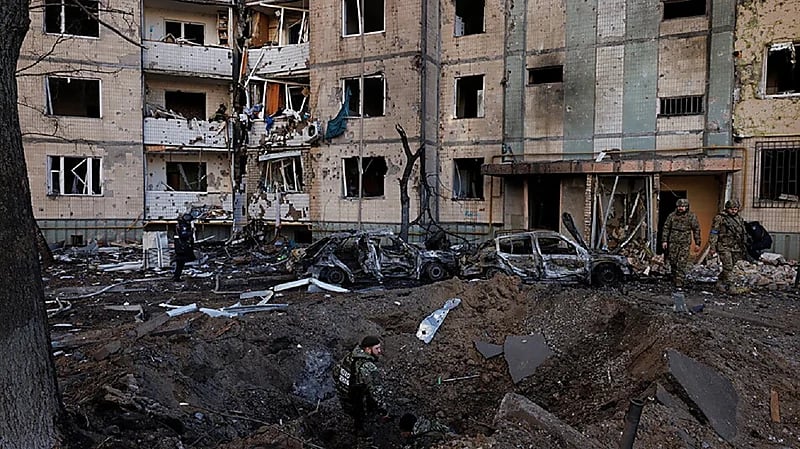 قصف يستهدف منازل ومركزا تجاريا في أوكرانيا