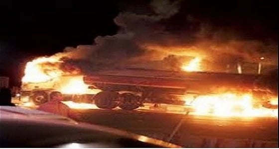 اشتعال حريق بمقدمة شاحنة بسبب ارتفاع حرارة المحرك