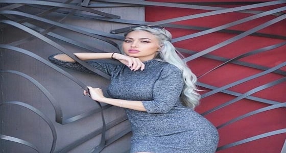  بالفيديو.. مودل روز تختبر رشاقتها بباب السيارة