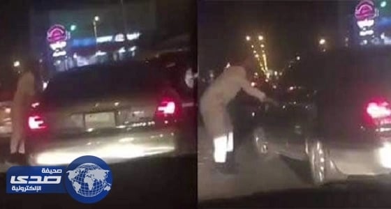 بالفيديو.. معتل يسبب الرعب للمارة بالرياض