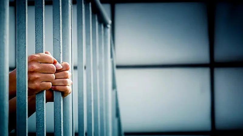 سجن وتغريم مواطنة وزوجها المقيم لارتكابهما جريمة التستر التجاري