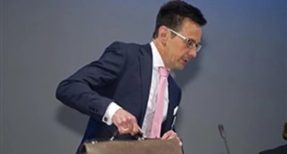 مجهولان يرشان مدير شركة للطاقة البديلة بسائل حمضي