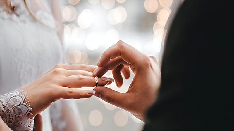 امرأة تجبر زوجها على الزواج بأخرى