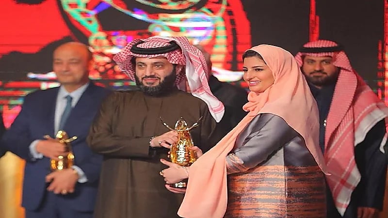 كلمات مؤثرة من حنان السماري لآل الشيخ بعد تكريمها في حفل Joy Awards