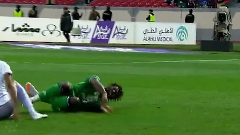 تدخل عنيف من سلمان المؤشر على لاعب الأهلي ماكسيمان .. فيديو