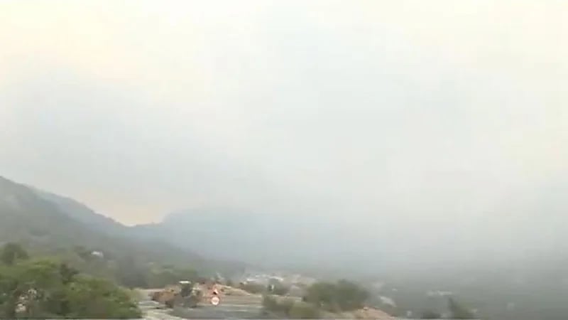 حريق الجرة يمتد للمناطق السكنية والدفاع المدني يكافح