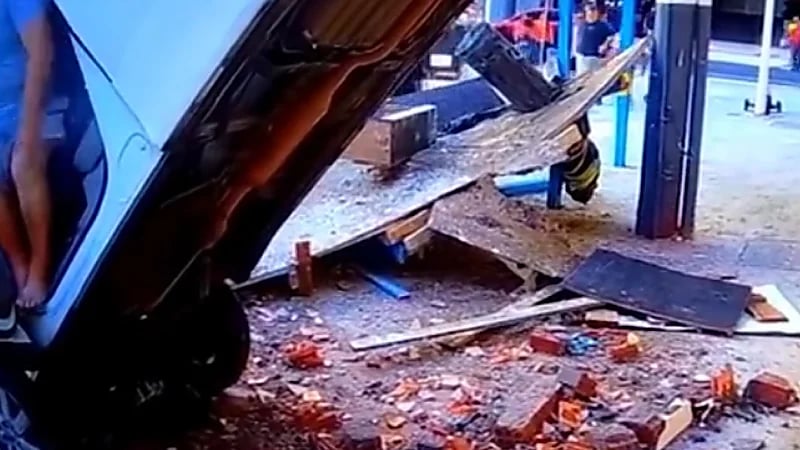 بالفيديو.. سقوط سيارة دفع رباعي على رضيع و3 سيدات في حادث مروّع