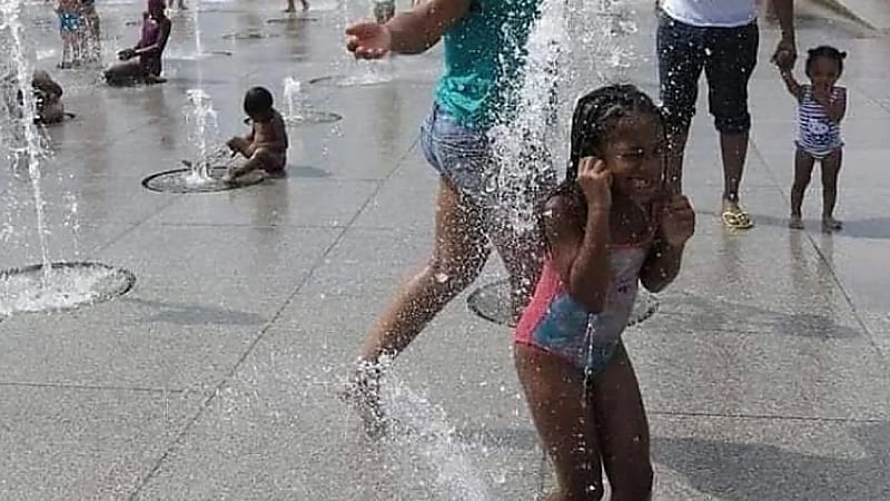 بالصور.. ارتفاع درجات الحرارة يحول نافورة برج إيفل إلى بحيرة