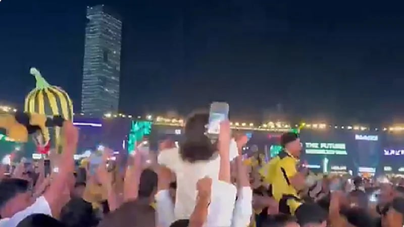 هتافات جماهير الاتحاد تعلو سيتي ووك بعد فوز الفريق بالدوري.. فيديو