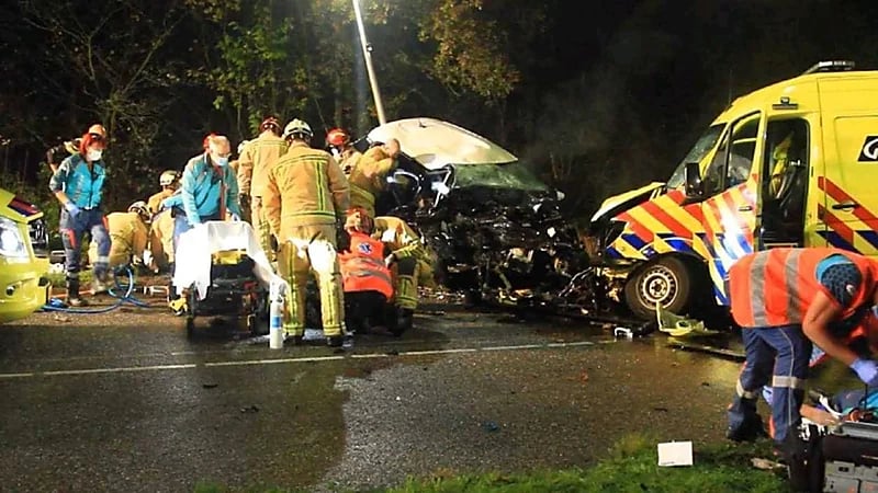 سيارة إسعاف تقتل 3 أشخاص إثر تصادم مأسوي