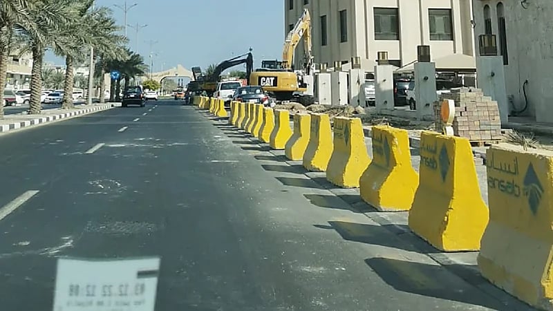 أمانة الشرقية تبدأ في إزالة أسوار مبناها