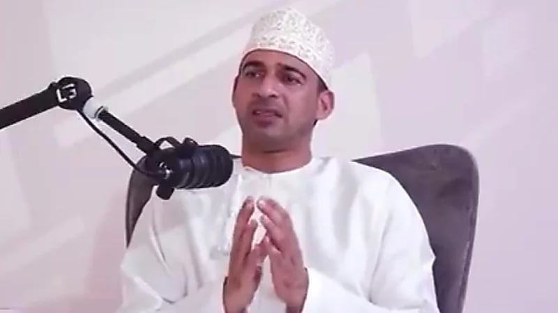 الحوسني يكشف قصة خروجه من الأهلي .. فيديو