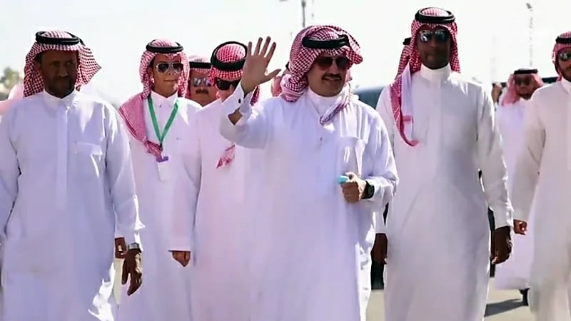 بالفيديو.. أمير عسير يشهد صلحًا بين أفراد قبيلة بعد خلافهم 10 سنوات