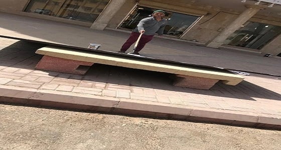 بالصور.. تحويل " رصيف " إلى ورشة عمل في الخرج