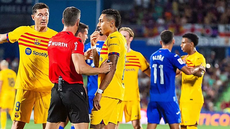 رافينيا يعتذر لجماهير برشلونة بعد واقعة الطرد أمام خيتافي