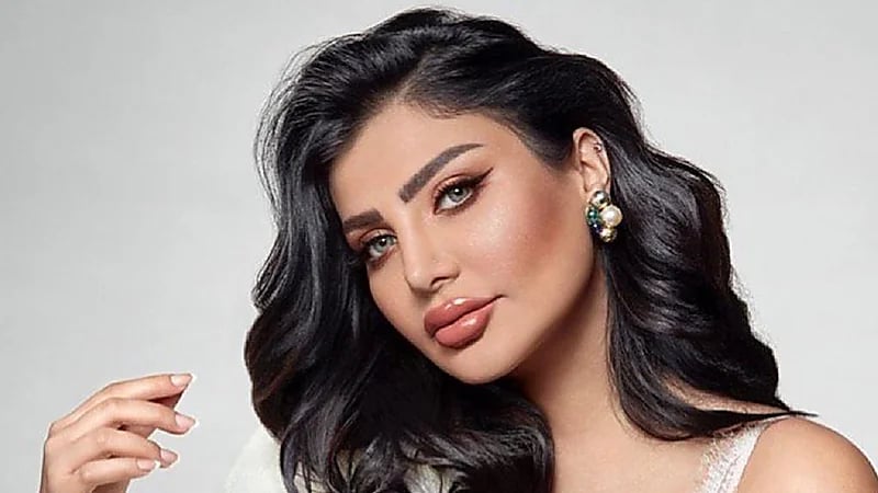 أمل العوضي تظهر بساق واحدة وتثير حيرة الجمهور