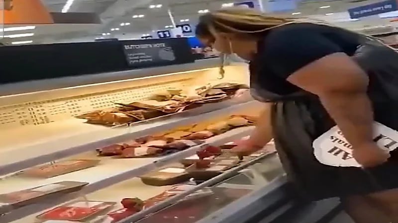 شاهد.. نباتيون في ‎بريطانيا يضعون الزهور على قطع اللحوم في عدد من المتاجر