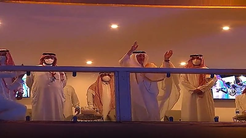 شاهد..أمير مكة يؤدي العرضة خلال حفل ختام رالي داكار