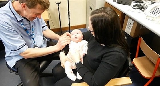 بالفيديو .. رد فعل طفلة صماء تسمع صوت والدتها لأول مرة