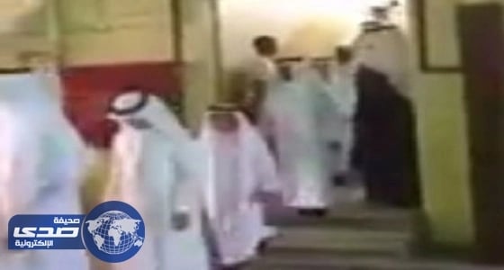 بالفيديو.. موقف أبوي لمعلم في حفل مدرس