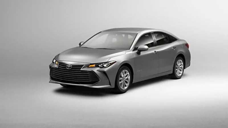 بالصور.. تويوتا ترفع النقاب عن سيارتها الجديدة أفالون موديل 2022