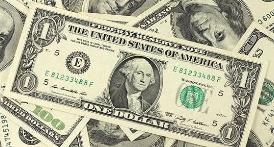 تذبذب الدولار وسط ترقب حرب تجارية