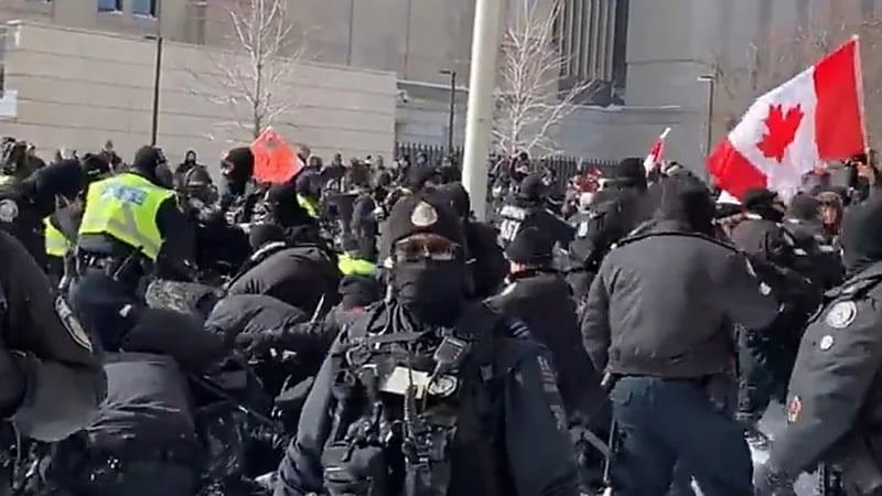 بالفيديو.. بدء حملة الاعتقالات في "اتاوا" الكندية