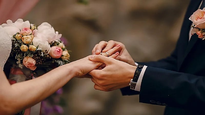 بالفيديو .. مختصة تفسر سبب تقبل الأبناء زواج والدهم من أخرى