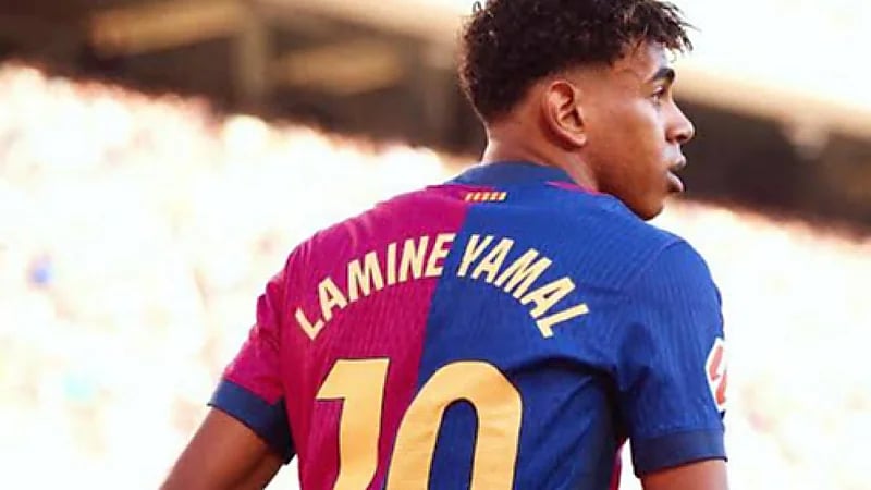 لامين يامال يرتدي الرقم 10 في برشلونة