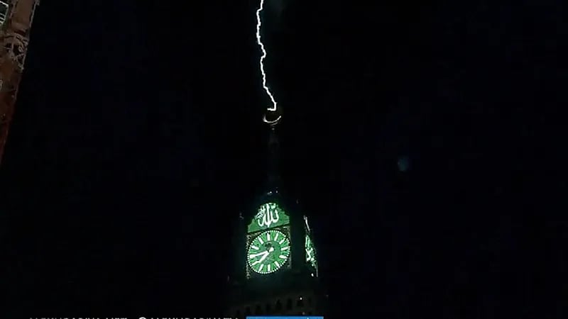 برق يضرب برج الساعة ويضئ سماء مكة المكرمة .. فيديو