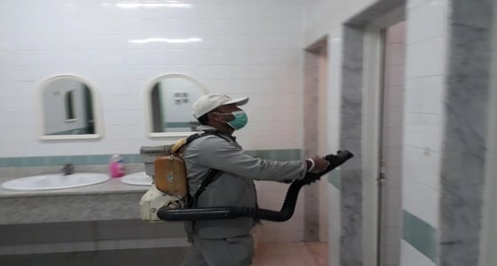 بالصور..حملة رش وتعقيم بتقنية البنات بالمدينة تحسبًا للجرب