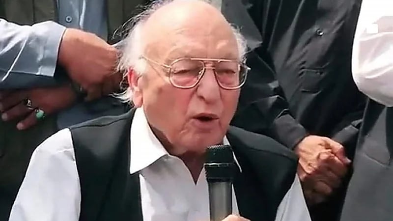 بالفيديو.. رئيس نقابة المحامين الباكستاني يلقى مصرعة على يد محامي داخل المحكمة