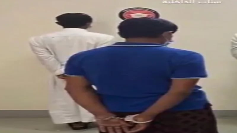 شاهد.. القبض على 5 وافدين امتهنوا سرقة المركبات من جدة ومكة
