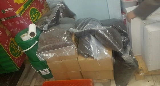 بالصور.. ضبط مستودع مخالف لتخزين المعلبات الغذائية وسط الدمام