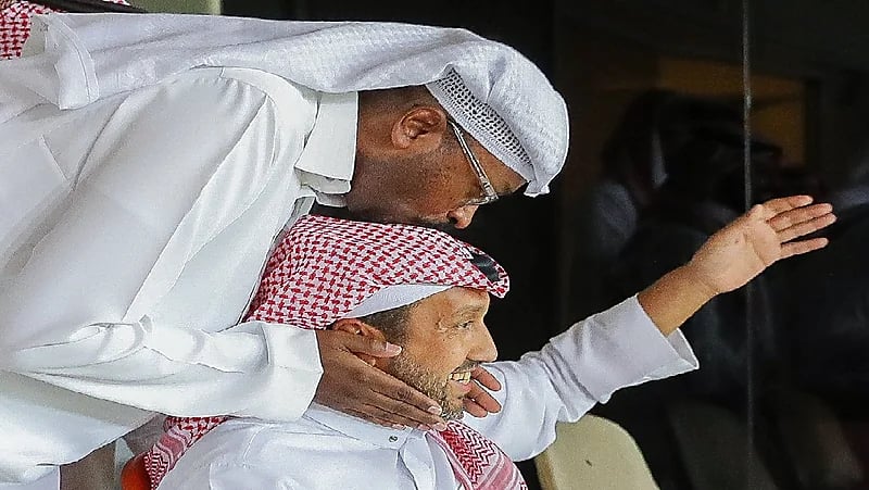 شاهد ... وليد معاذ يقبل رأس الأمير فهد بن خالد بعد تقدم الأهلي