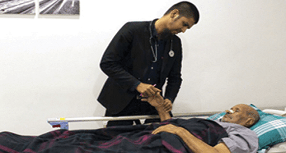 عجوز يتعرض لجلطة.. وفرقة الإسعاف تتسبب له في شلل نصفي بالمدينة المنورة