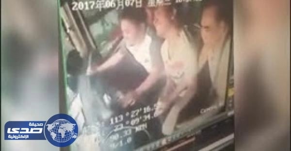 بالفيديو.. انقلاب حافلة رُكاب بسبب شجار بين زوجين