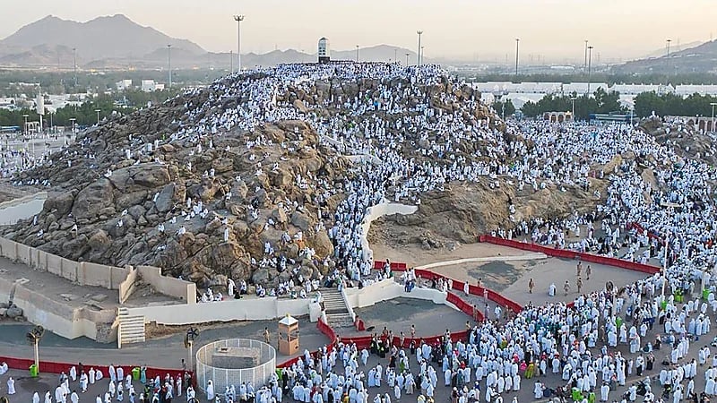 جبل الرحمة يكتسي بالبياض مع تدفق أعداد كبيرة من الحجاج.. فيديو