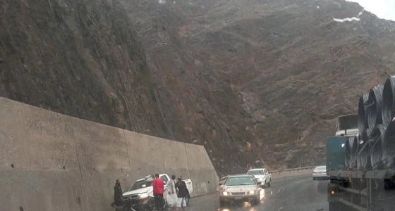 بالفيديو.. شلالات عقبة شعار تثير إعجاب المسافرين وعابري الطريق