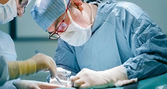 بالصور..فريق طبي مصري يُخرج جنينين من بطن طفل