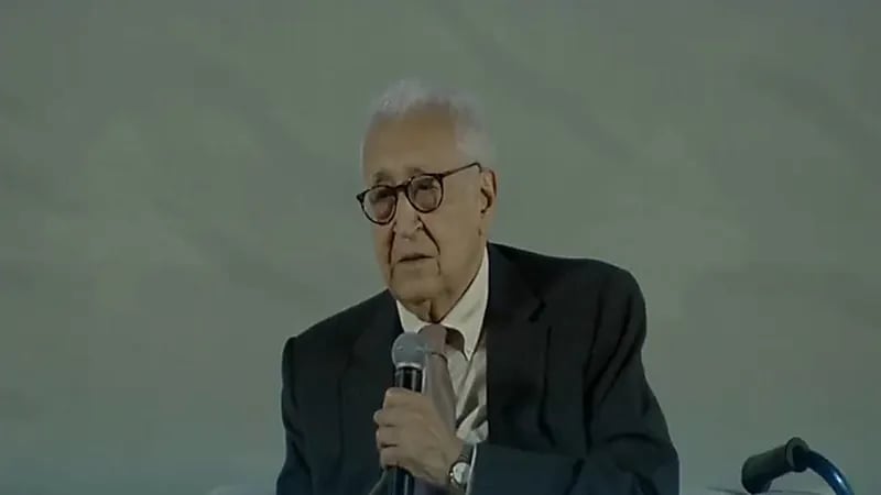 بالفيديو.. الأخضر الإبراهيمي: الأمير سعود الفيصل كان بطلًا من أبطال الطائف