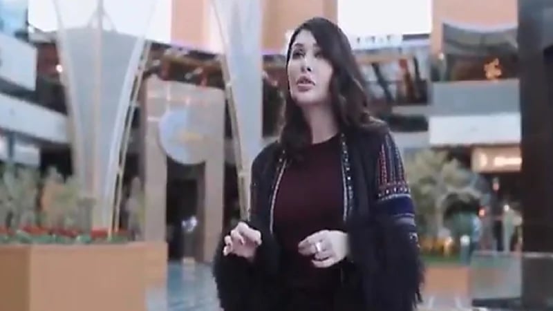 بالفيديو.. شاعرة روسية تروي موقفا نبيلا فعلته عائلة معها خلال رحلتها إلى العلا