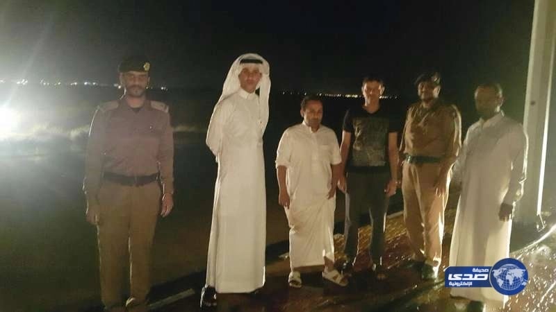 سيل قادم من الأراضي اليمنية يداهم جازان ..والبلدية تكسر الحاجز الخرساني