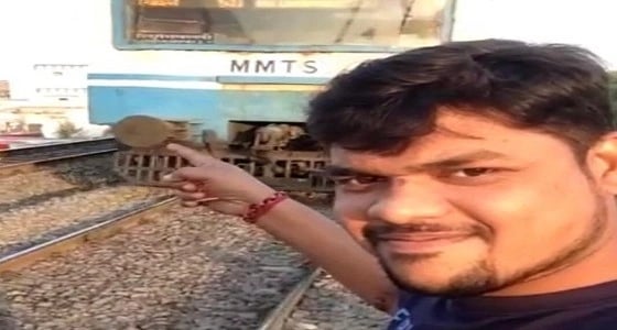 بالفيديو.. صورة " سلفي " تضع هندي على حافة الموت