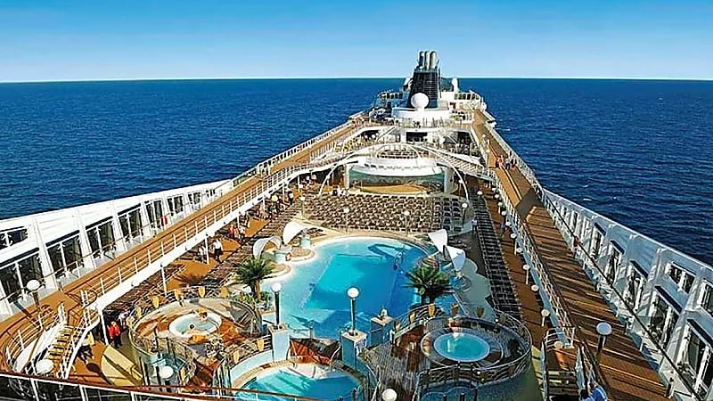 بالفيديو.. وصول ثاني فندق عائم إلى الدوحة لاستضافة جمهور المونديال